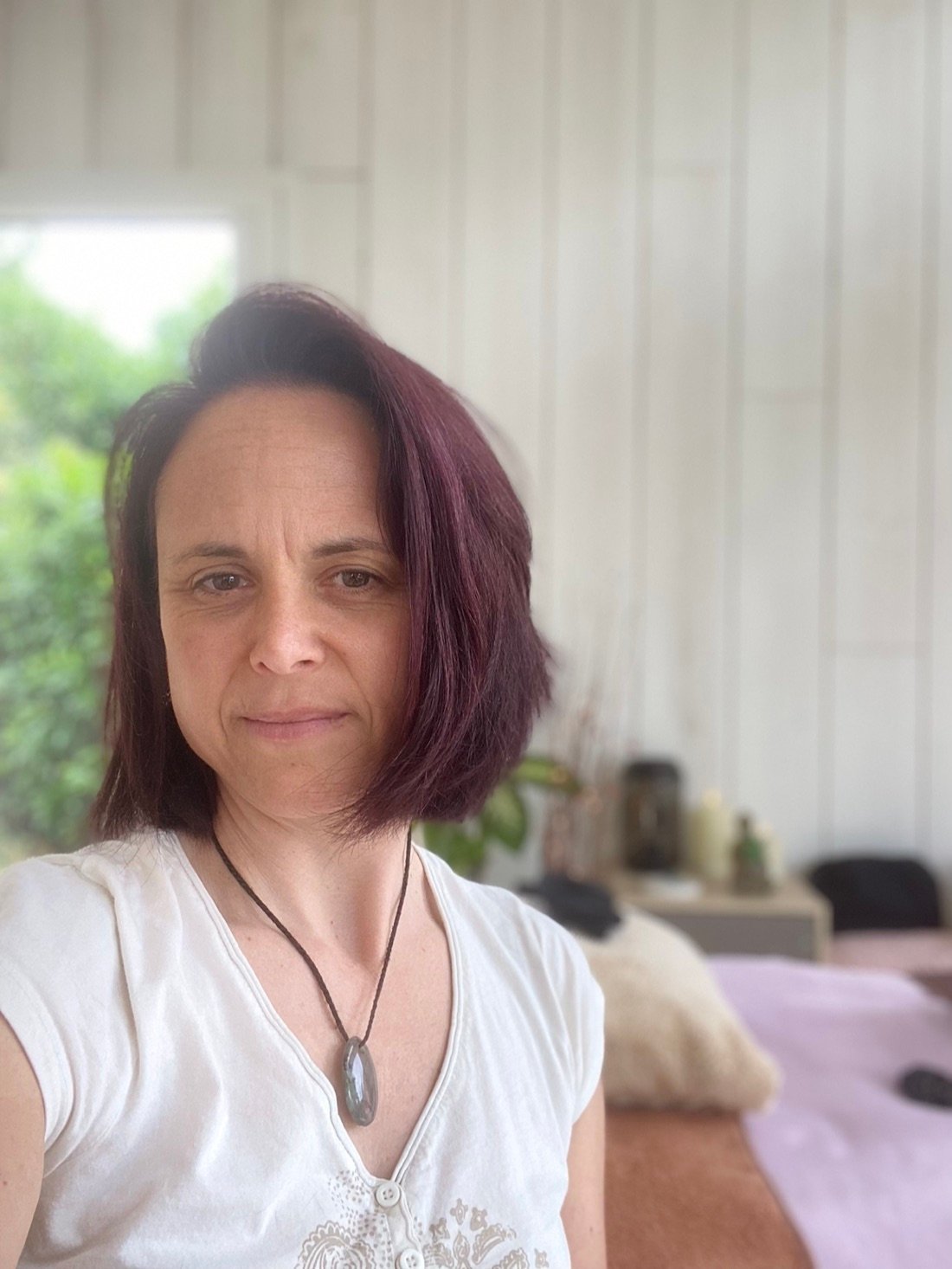 Céline, praticienne EssenCel'en Soi, dans son cabinet à Sainte-Hélène