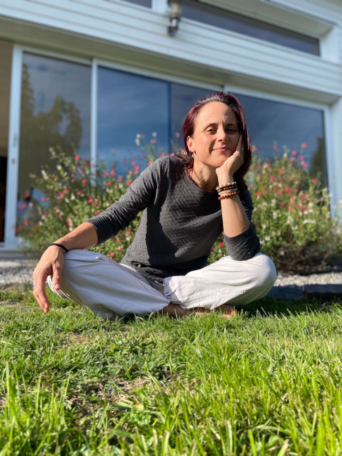 Céline Marcadet, assise dans le jardin du cabinet EssenCel'en Soi à Sainte-Hélène