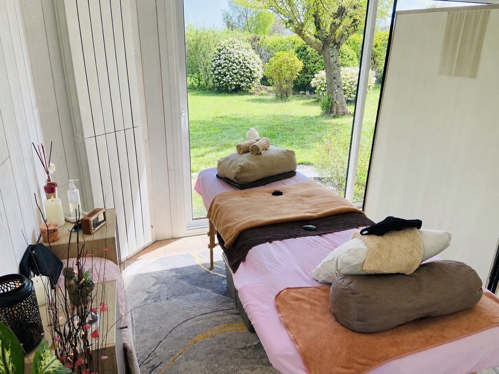 Saison Printemps, la table de soin face au jardin du cabinet au renouveau du printemps