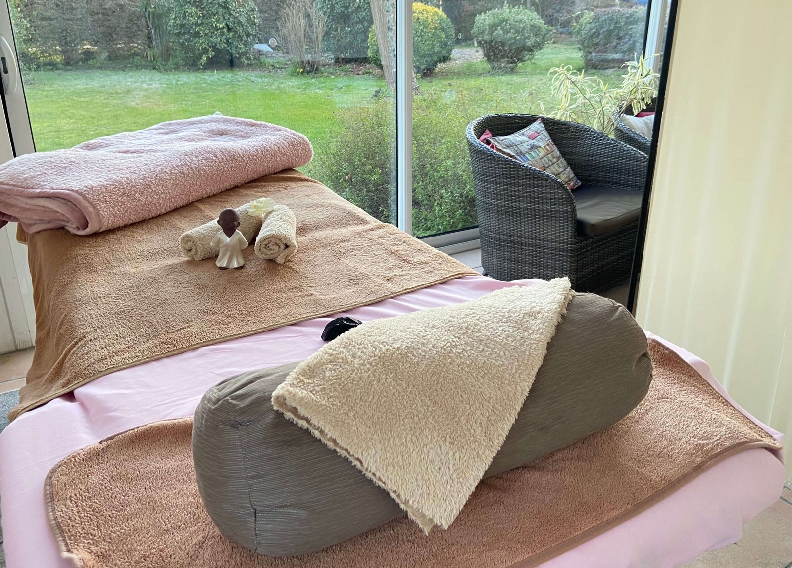 Espace calme et lumineux pour se poser et ralentir en hiver chez EssenCel’en Soi à Sainte-Hélène